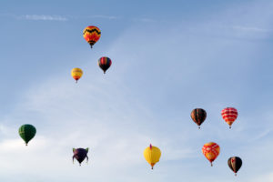 Bild på luftballonger i himlen