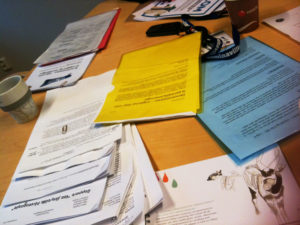 Många papper för juryn att gå igenom