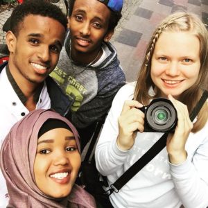 Foto föreställande fyra glada ungdomar från Drömmarnas kontor