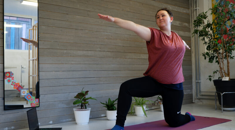Bild på Sara som gör yoga